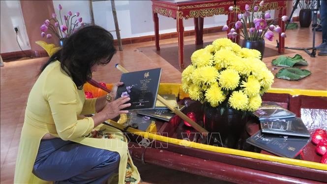 Trưng bày 2 bộ tuyển tập thơ thiền. Ảnh: Tường Vi - TTXVN 