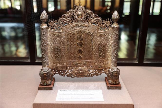 Trấn phong bằng bạc thời Nguyễn lưu trữ tại Bảo tàng Cổ vật Cung đình Huế. Ảnh: Dương Giang-TTXVN
