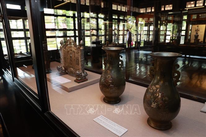 Bình hoa bằng đồng lưu trữ tại Bảo tàng Cổ vật Cung đình Huế. Ảnh: Dương Giang-TTXVN
