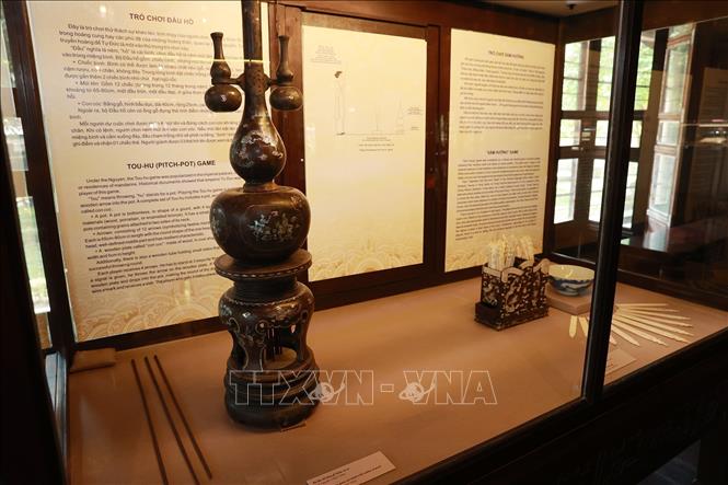 Bộ đầu hồ bằng gỗ khảm xà cừ lưu trữ tại Bảo tàng Cổ vật Cung đình Huế. Ảnh: Dương Giang-TTXVN
