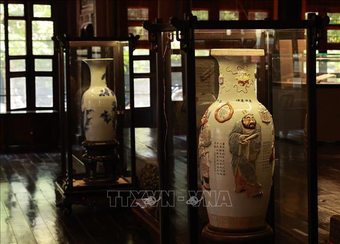 Bình gốm cổ lưu trữ tại Bảo tàng Cổ vật Cung đình Huế. Ảnh: Dương Giang-TTXVN