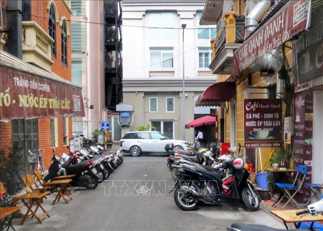 Buôn bán tràn ra lề đường tại ngõ Tràng Tiền. Ảnh: Tuấn Đức - TTXVN