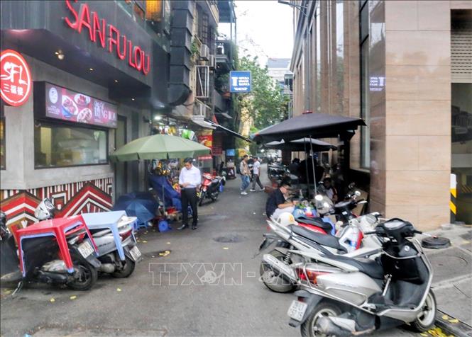 Xe máy dựng tràn ra lề đường đầu ngõ Tràng Tiền. Ảnh: Tuấn Đức - TTXVN