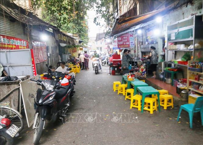 Buôn bán tràn ra lề đường tại ngõ Tràng Tiền. Ảnh: Tuấn Đức - TTXVN