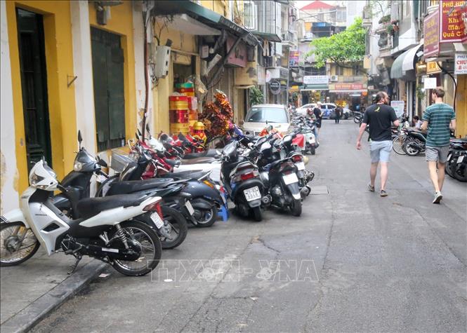 Đỗ xe tràn ra lề đường trên phố Tô Tịch. Ảnh: Tuấn Đức - TTXVN