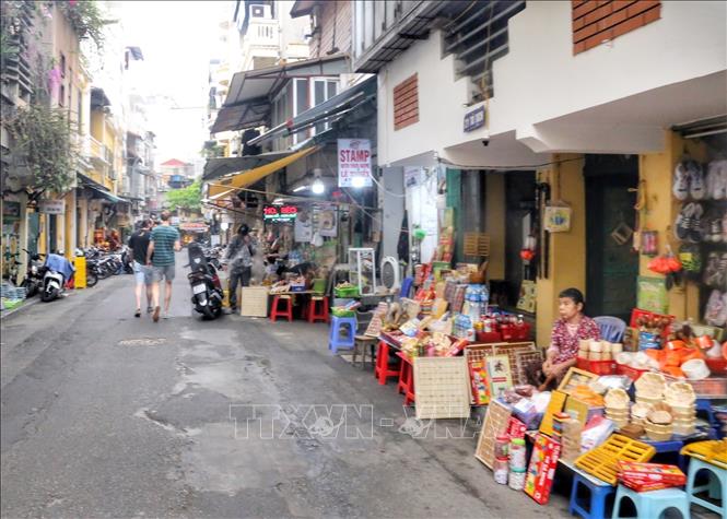 Buôn bán tràn ra lề đường trên phố Tô Tịch. Ảnh: Tuấn Đức - TTXVN