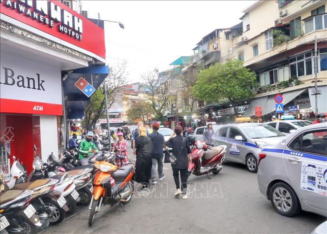 Vỉa hè phố Hàng Gai không còn chỗ cho người đi bộ. Ảnh: Tuấn Đức - TTXVN
