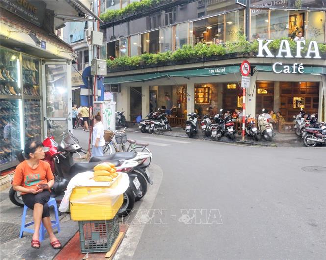 Không những buôn bán mà còn đỗ xe trên vỉa hè phố Cầu Gỗ. Ảnh: Tuấn Đức - TTXVN