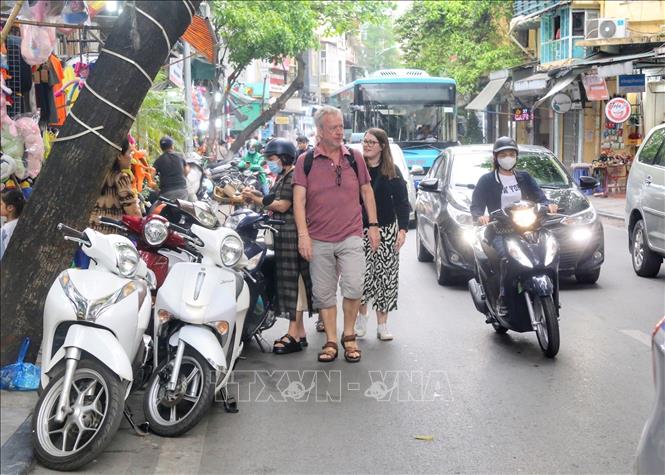 Khách du lịch phải đi bộ dưới lòng đường trên phố Lương Văn Can. Ảnh: Tuấn Đức - TTXVN