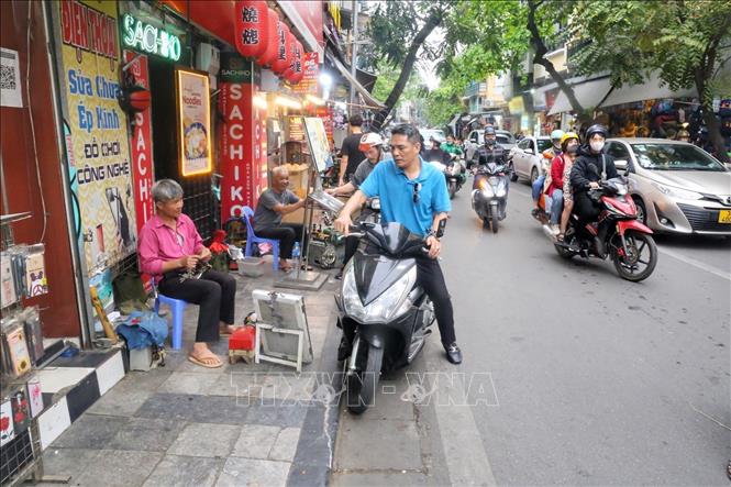 Buôn bán trên vỉa hè phố Lương Văn Can. Ảnh: Tuấn Đức - TTXVN