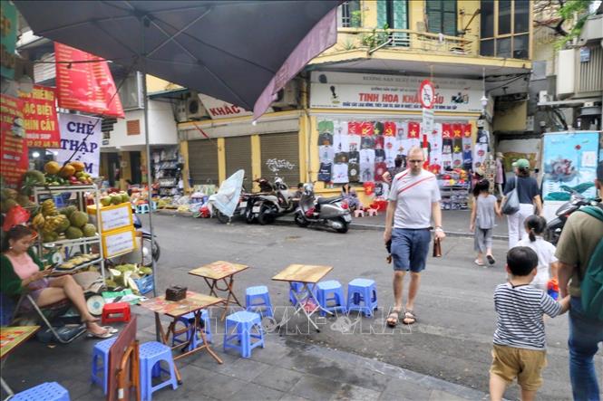 Hàng quán bày ghế tràn ra lề đường trên phố Hàng Gai. Ảnh: Tuấn Đức - TTXVN