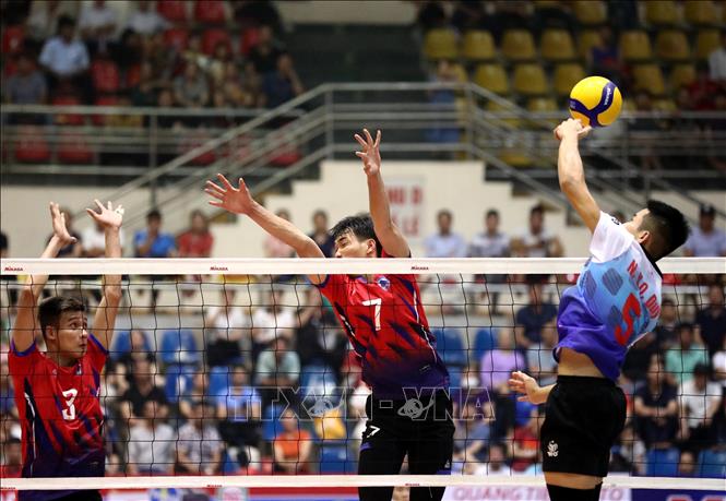 Pha bỏ nhỏ ghi điểm của cầu thủ Nguyễn Văn Quốc Duy (số 5, áo đỏ) của đội Đà Nẵng. Ảnh: Trung Kiên - TTXVN