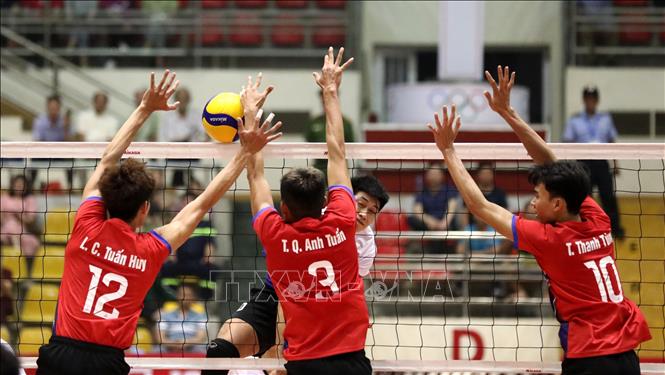 Một pha chắn bóng thành công của các cầu thủ đội Đà Nẵng (áo đỏ). Ảnh: Trung Kiên - TTXVN