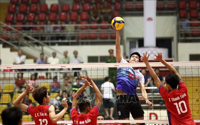 Pha tấn công của ngoại binh Kitithad (số 10) của đội Thể Công Tân Cảng. Ảnh: Trung Kiên - TTXVN