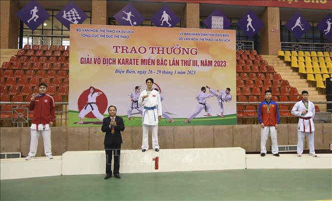 Ban Tổ chức trao huy chương cho các vận động viên tham gia thi đấu tại nội dung Kumite cá nhân nam hạng cân 74kg. Ảnh: Xuân Tư – TTXVN