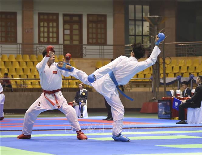 Các vận động viên thi đấu nội dung Kumite cá nhân nam hạng cân 74kg. Ảnh: Xuân Tư – TTXVN