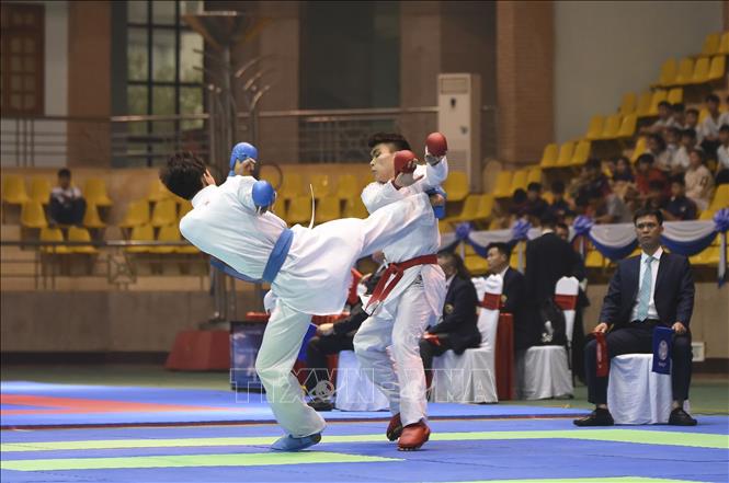 Các vận động viên thi đấu nội dung Kumite cá nhân nam hạng cân 74kg. Ảnh: Xuân Tư – TTXVN