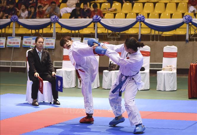 Các vận động viên nữ thi đấu nội dung Kumite cá nhân hạng cân 53kg tại giải. Ảnh: Xuân Tư – TTXVN