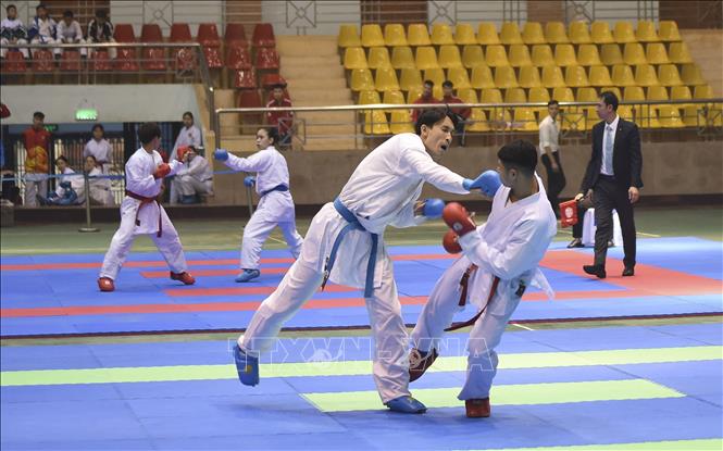 Các vận động viên thi đấu nội dung Kumite cá nhân nam hạng cân 74kg. Ảnh: Xuân Tư – TTXVN