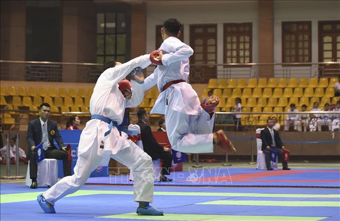 Các vận động viên thi đấu nội dung Kumite cá nhân nam hạng cân 74kg. Ảnh: Xuân Tư – TTXVN