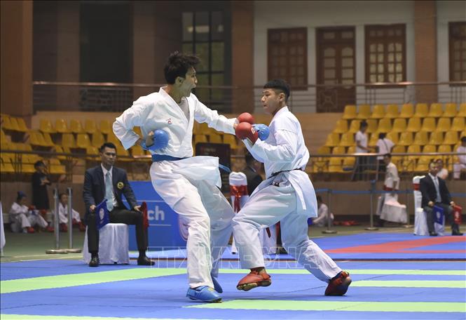 Các vận động viên nam thi đấu nội dung Kumite cá nhân hạng cân 74kg tại giải. Ảnh: Xuân Tư – TTXVN