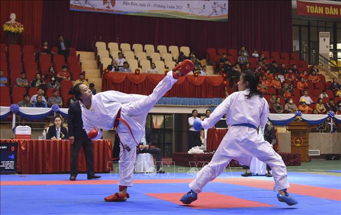 Các vận động viên nữ thi đấu nội dung Kumite cá nhân hạng cân 53kg tại giải. Ảnh: Xuân Tư – TTXVN