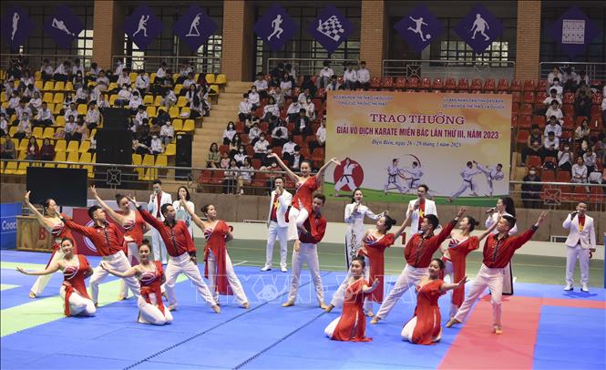 Tiết mục văn nghệ tại Lễ khai mạc Giải vô địch Karate miền Bắc lần thứ III. Ảnh: Xuân Tư – TTXVN