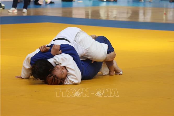 Thi đấu hạng cân dưới 78 kg giữa nữ Đồng Tháp và Bắc Ninh. Ảnh: Nguyễn Văn Trí – TTXVN