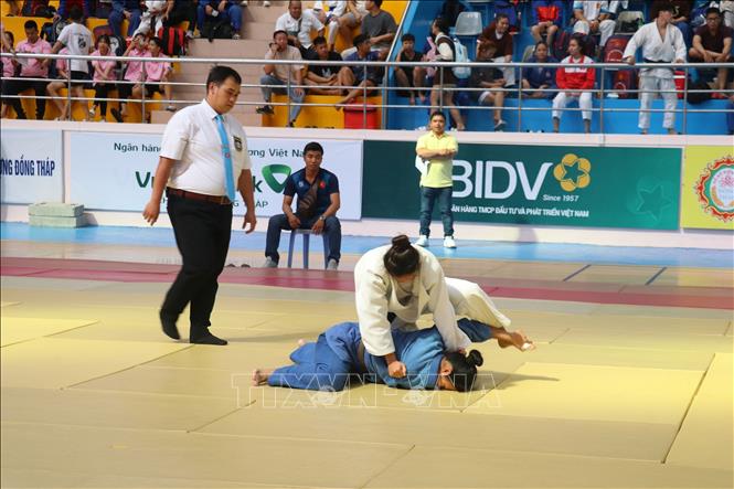 Thi đấu hạng cân dưới 57 kg giữa nữ Đồng Tháp và Trà Vinh. Ảnh: Nguyễn Văn Trí – TTXVN