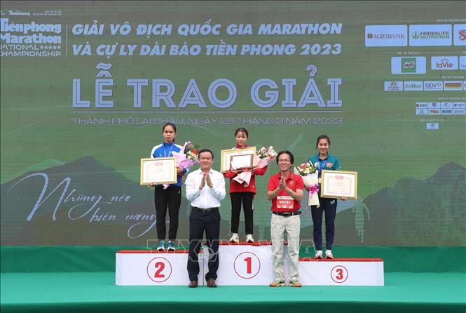 Ban tổ chức trao giải Nhất, Nhì và Ba cho các vận động viên tuyển nữ chuyên nghiệp ở cự ly 42km. Ảnh: Quý Trung – TTXVN