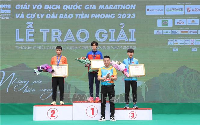 Ban tổ chức trao giải Nhất, Nhì và Ba cho các vận động viên tuyển trẻ nam ở cự ly 10km. Ảnh: Quý Trung – TTXVN