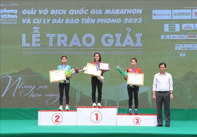 Ban tổ chức trao giải Nhất, Nhì và Ba cho các vận động viên tuyển nữ ở cự ly 21 km. Ảnh: Quý Trung – TTXVN