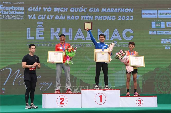 Ban tổ chức trao giải Nhất, Nhì và Ba cho các vận động viên ở cự lý 42km dành cho vận động viên tuyển nam. Ảnh: Quý Trung – TTXVN