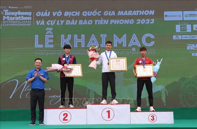 Ban tổ chức trao giải Nhất, Nhì và Ba cho các vận động viên ở cự lý 10km dành cho vận động viên tuyển nam. Ảnh: Quý Trung – TTXVN