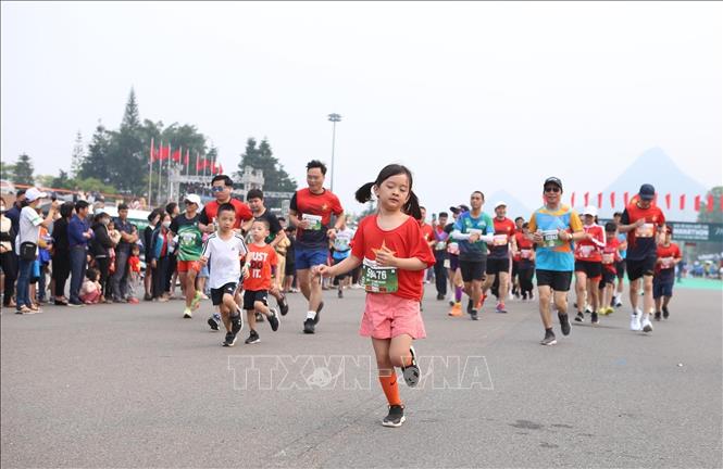 Có cả em nhỏ tham gia chạy hệ phong trào cự ly 5km. Ảnh: Quý Trung – TTXVN 