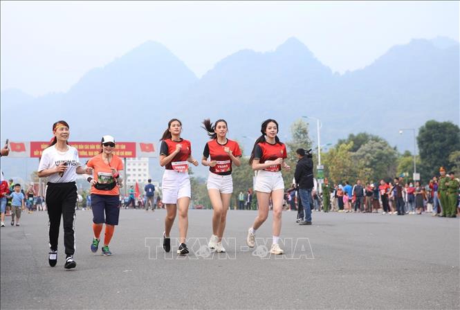 Hoa hậu cùng người đẹp tham gia chạy hưởng ứng cự lý 5km. Ảnh: Quý Trung – TTXVN