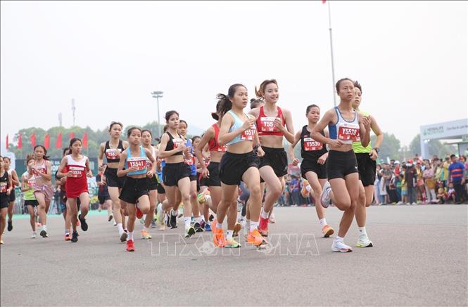 Các vận động viên tham tranh tài ở cự ly 5 km đành cho nữ hệ trẻ chuyên nghiệp. Ảnh: Quý Trung – TTXVN