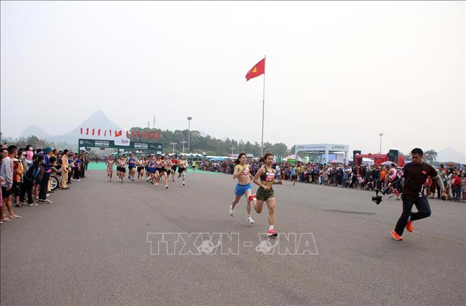 Các vận động viên tham tranh tài ở cự ly 5 km đành cho nữ hệ tuyển chuyên nghiệp. Ảnh: Quý Trung – TTXVN