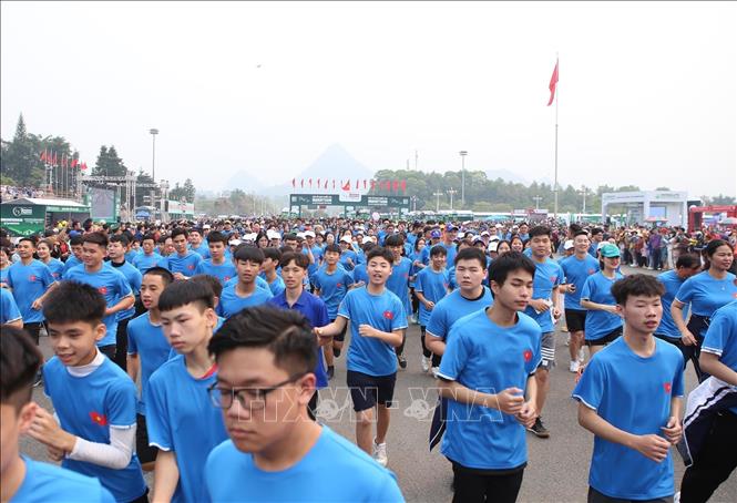 Cán bộ, học sinh tham gia chạy đồng hành hưởng ứng. Ảnh: Quý Trung – TTXVN