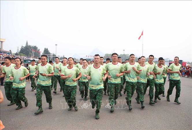 Lực lượng vũ trang đóng trên địa bàn tỉnh Lai Châu tham gia chạy đồng hành hưởng ứng. Ảnh: Quý Trung – TTXVN
