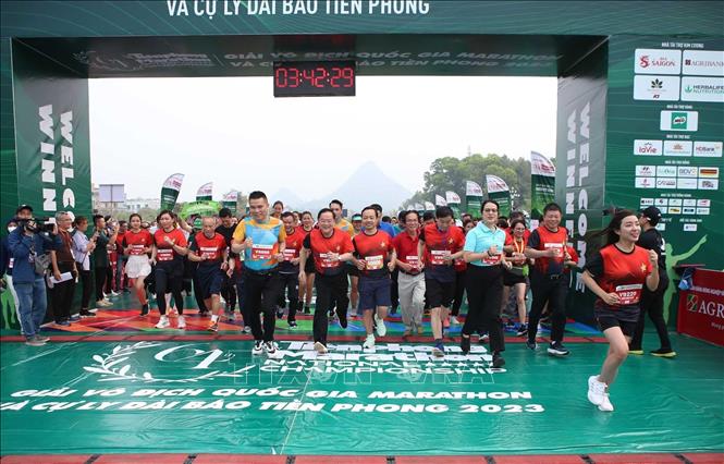 Các đồng chí lãnh đạo tỉnh Lai Châu, Ban tổ chức cùng khách mời tham gia hưởng ứng chạy 5km. Ảnh: Quý Trung – TTXVN