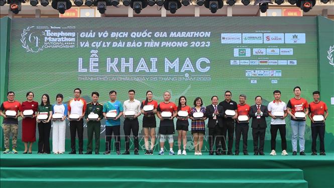 Ban tổ chức trao kỷ niệm chương cho các đơn vị, tập thể đã tài trợ góp phần thành công giải đấu. Ảnh: Quý Trung – TTXVN