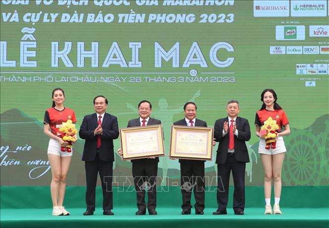 Trao bảng xác lập kỷ lục cho tỉnh Lai Châu và Báo Tiền phong. Ảnh: Quý Trung – TTXVN
