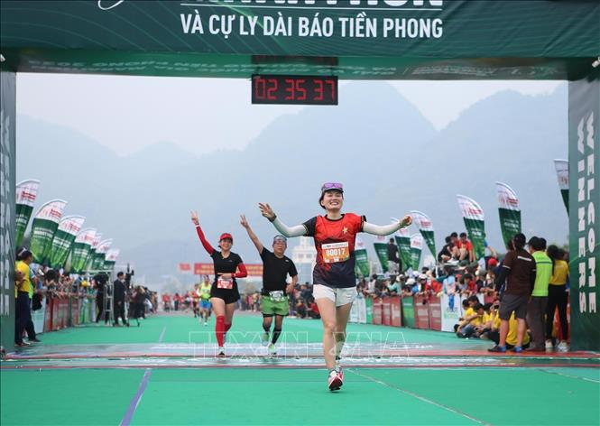 Các vận động viên vui mừng khi về đích hoàn thành cự ly mình đã lựu chọn. Ảnh: Quý Trung – TTXVN
