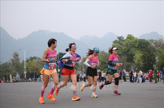 Các vận động viên tham gia chạy 10km hệ phong trào vui mừng khi sắp về đích. Ảnh: Quý Trung – TTXVN