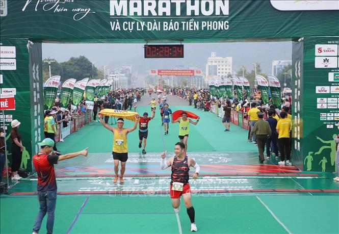 Các vận đông viên tham gia chạy cự ly 21km hệ phong trào vui mừng về đích. Ảnh: Quý Trung – TTXVN
