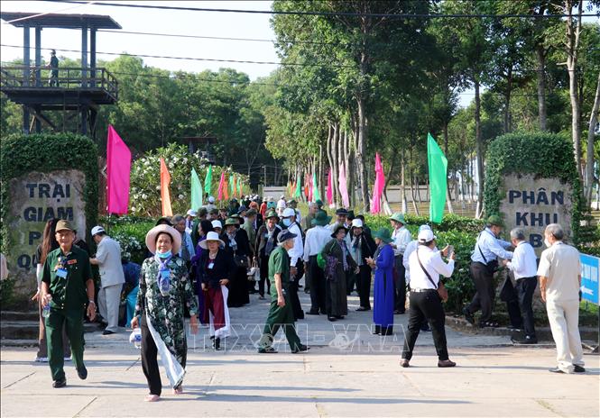 Trong ảnh: Các cựu tù Trại giam Tù binh Cộng sản Việt Nam - Phú Quốc thăm lại chốn lao tù Khu di tích Quốc gia đặc biệt Trại giam Phú Quốc. Ảnh: Lê Huy Hải - TTXVN
