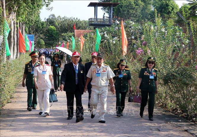 Trong ảnh: Các cựu tù Trại giam Tù binh Cộng sản Việt Nam - Phú Quốc thăm lại chốn lao tù Khu di tích Quốc gia đặc biệt Trại giam Phú Quốc. Ảnh: Lê Huy Hải - TTXVN
