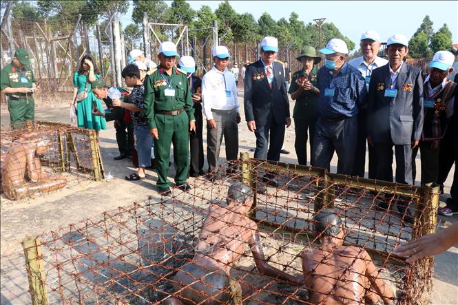Trong ảnh: Các cựu tù Trại giam Tù binh Cộng sản Việt Nam - Phú Quốc thăm lại chốn lao tù Khu di tích Quốc gia đặc biệt Trại giam Phú Quốc. Ảnh: Lê Huy Hải - TTXVN

