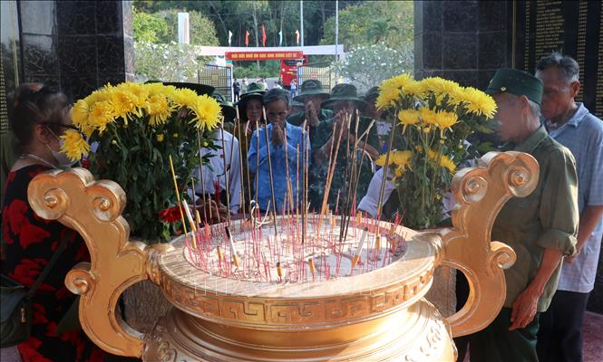 Trong ảnh: Các cựu tù Trại giam Tù binh Cộng sản Việt Nam - Phú Quốc thắp hương tưởng niệm đồng đội, đồng chí đã hy sinh. Ảnh: Lê Huy Hải - TTXVN
